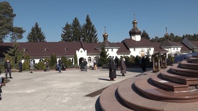 Біля храмів у Житомирі 7-го квітня люди збиралися на церковні обряди Біля храмів у Житомирі 7-го квітня люди збиралися на церковні обряди