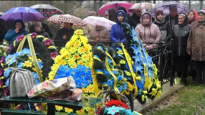 На Шосткинщині попрощалися із захисником Олександром Салієм На Шосткинщині попрощалися із захисником Олександром Салієм