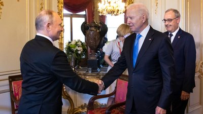 Між молотом Росії та ковадлом внутрішніх проблем. Перший рік президентства Байдена Між молотом Росії та ковадлом внутрішніх проблем. Перший рік президентства Байдена