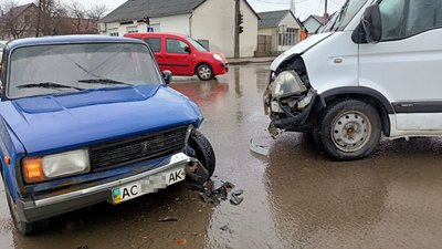 Аварія на перехресті вулиць Гнідава і Потебні у Луцьку Аварія на перехресті вулиць Гнідава і Потебні у Луцьку