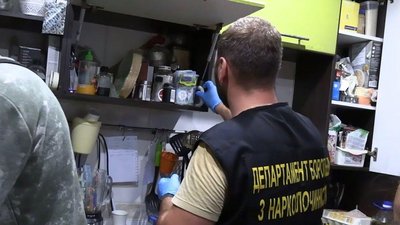 Сіймений "наркобізнес": троє вінничан виготовляли та збували наркотики