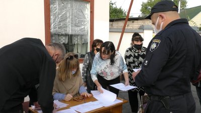 У Херсоні дільничні комісії отримують бюлетені для голосування - як все відбувається У Херсоні дільничні комісії отримують бюлетені для голосування - як все відбувається