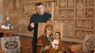 Для комедії "Кайдашеве сім’я" Валерій Твердохліб спеціально відтворив ікону кінця XVIII століття "Мадонна з грушею" Для комедії "Кайдашеве сім’я" Валерій Твердохліб спеціально відтворив ікону кінця XVIII століття "Мадонна з грушею"