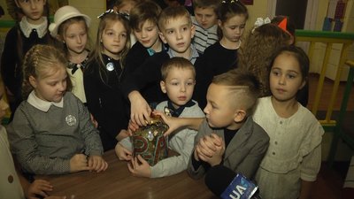 У Житомирі влаштували "монетну акцію" – учні зібрали 20 тисяч гривень для малозабезпечених дітей У Житомирі влаштували "монетну акцію" – учні зібрали 20 тисяч гривень для малозабезпечених дітей