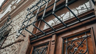 В будинку з атлантами у Львові відновили історичну браму