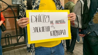 "Дністер вийшов з берегів". У Франківську люди вимагають розісклити колонаду готелю "Дністер вийшов з берегів". У Франківську люди вимагають розісклити колонаду готелю