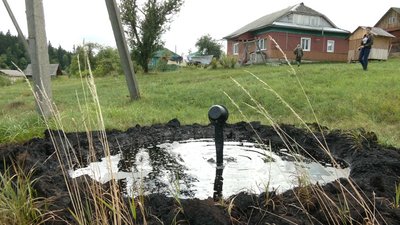 У селі Міжгір’я на Прикарпатті зі старих свердловин витікає нафта у городи жителів та місцеву річку У селі Міжгір’я на Прикарпатті зі старих свердловин витікає нафта у городи жителів та місцеву річку