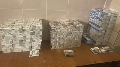 Лучанин приховав контрабандні цигарки у даху мікроавтобуса Лучанин приховав контрабандні цигарки у даху мікроавтобуса