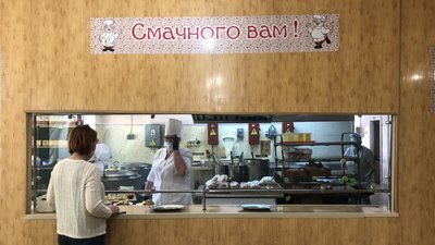 Замість сосисок і консерв — паста Болоньєзе та курячі наґетси. Як у школі Ужгорода оновлюють меню