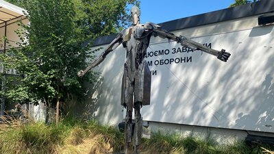 У Харкові зʼявилася скульптура з уламків російських ракет, якими обстрілювали місто