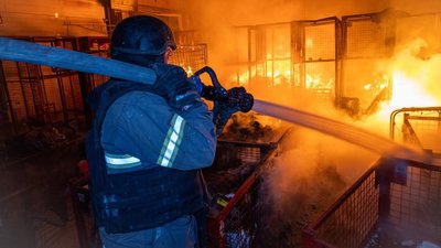 рятувальник гасить пожежу рятувальник гасить пожежу