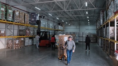 Отримують із закордону і роздають. Червоний Хрест доставляє гумдопомогу переселенцям на Буковині Отримують із закордону і роздають. Червоний Хрест доставляє гумдопомогу переселенцям на Буковині