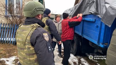 На Чернігівщині правоохоронці допомогли евакуюватися родині з прикордонного села, яке росіяни обстрілюють На Чернігівщині правоохоронці допомогли евакуюватися родині з прикордонного села, яке росіяни обстрілюють