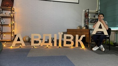 Хлопець вчить дітей грі на барабанах поруч з фронтом Хлопець вчить дітей грі на барабанах поруч з фронтом