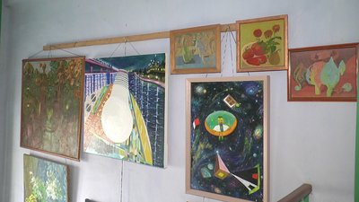 Учасник АТО влаштував картинну галерею в під'їзді будинку в Миколаєві