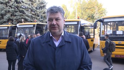 На Житомирщині територіальні громади отримали 12 шкільних автобусів На Житомирщині територіальні громади отримали 12 шкільних автобусів