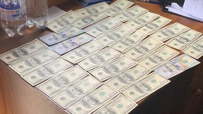 На Волині затримали двох чоловіків, які намагалися дати хабар за безперешкодний перетин кордону На Волині затримали двох чоловіків, які намагалися дати хабар за безперешкодний перетин кордону