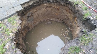 У Миколаєві біля пішохідної доріжки утворилось двометрове провалля У Миколаєві біля пішохідної доріжки утворилось двометрове провалля