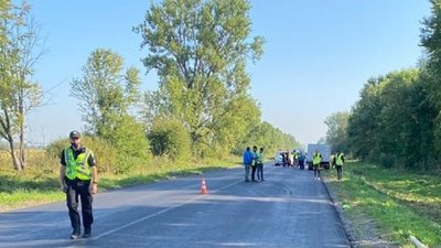 На Львівщині через наїзд автомобіля загинув дорожник, ще один працівник отримав травми