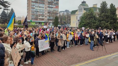 У Черкасах 4 листопада відбувся пікет під міськрадою У Черкасах 4 листопада відбувся пікет під міськрадою