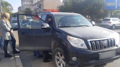 В Одесі чоловіка підозрюють у продажі підробленого алкоголю та цигарок В Одесі чоловіка підозрюють у продажі підробленого алкоголю та цигарок
