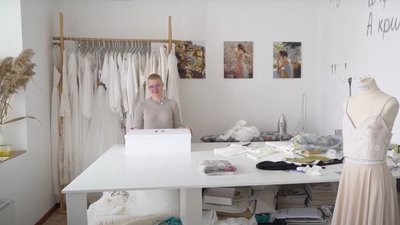 Херсонська дизайнерка розробляє альтернативні сукні для наречених