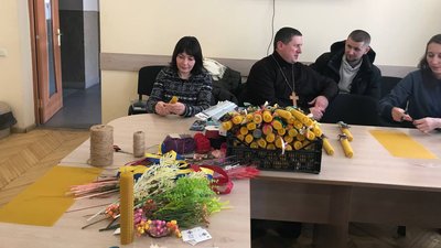 Теплий віск нагадує про дім: у Тернополі переселенці виготовляли стрітенські свічки Теплий віск нагадує про дім: у Тернополі переселенці виготовляли стрітенські свічки