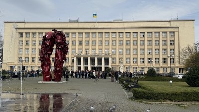 "Реконструкція подій": в Ужгороді представили інсталяцію художника Михайла Деяка
