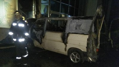 У Харкові палаючий автобус в’їхав у стіну медцентру