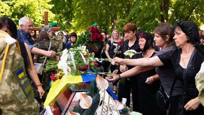 В Ужгороді попрощалися із загиблим на війні Андрієм Поляком В Ужгороді попрощалися із загиблим на війні Андрієм Поляком