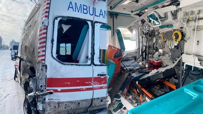 Автівка "швидкої" після атаки РФ по медпрацівниках у Семенівці на Чернігівщині