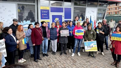 "Це не по-людськи і незаконно": маріупольці у Черкасах мітингували проти "референдуму" "Це не по-людськи і незаконно": маріупольці у Черкасах мітингували проти "референдуму"
