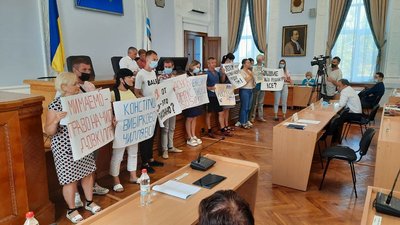Прийшли до депутатів. Жителі будинків, що на вул. Заводській, 35 в Миколаєві, вимагають відселення