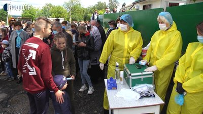 Троє лікарів Давидковецької амбулаторії вимірювали бажаючим температуру та видавали маски Троє лікарів Давидковецької амбулаторії вимірювали бажаючим температуру та видавали маски