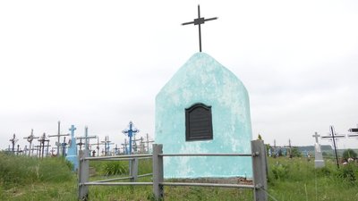 Рівненщина: танці підлітків на могилах у поліції розцінили як наругу