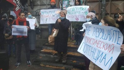 В Одесі вийшли на мітинг проти знесення колишнього пам'ятника архітектури В Одесі вийшли на мітинг проти знесення колишнього пам'ятника архітектури