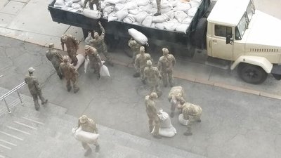 Захоплення будівлі адміністрації: в центрі Сум проходять військові навчання Захоплення будівлі адміністрації: в центрі Сум проходять військові навчання