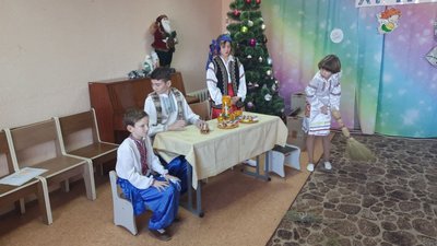 Колядки, щедрівки, солодощі: дітям з центру реабілітації на Херсонщині влаштували свято до Різдва Колядки, щедрівки, солодощі: дітям з центру реабілітації на Херсонщині влаштували свято до Різдва