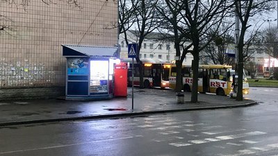 У Рівному ЖКП брало з мешканців гроші за обслуговування зупинки біля будинку