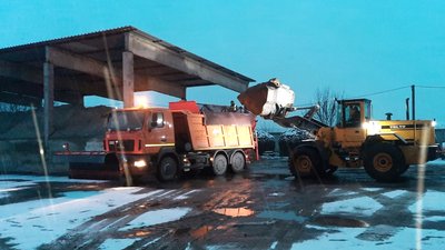 Спецмашини для прибирання і посипання доріг на Волині