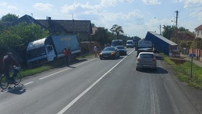 ДТП на Мукачівщині: зіштовхнулися 2 вантажівки та 2 легковики