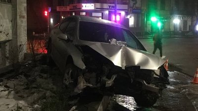 У Франківську водійка заїхала в клумбу на тротуарі У Франківську водійка заїхала в клумбу на тротуарі