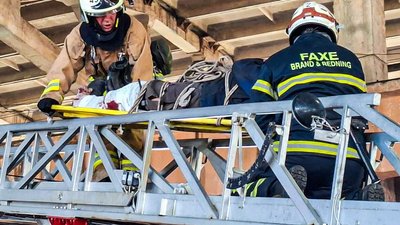 У Мерефі у чоловіка на висоті 8 метрів застрягла нога у крані