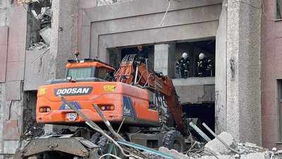 Роботи з ліквідації наслідків обстрілу будівлі