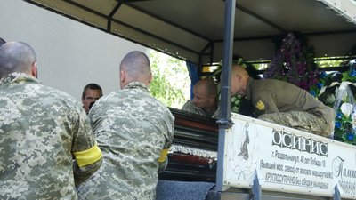 "Ми мріяли повернутись додому": на Одещині попрощалися із загиблим військовим медиком "Ми мріяли повернутись додому": на Одещині попрощалися із загиблим військовим медиком