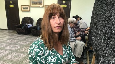 Маскувальні сітки для воїнів: у житомирській бібліотеці діти з дорослими щомісяця плетуть до 30 сіток