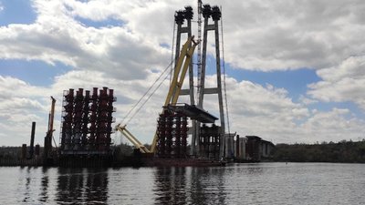 У Запоріжжі встановили перший проліт вантового мосту через Дніпро