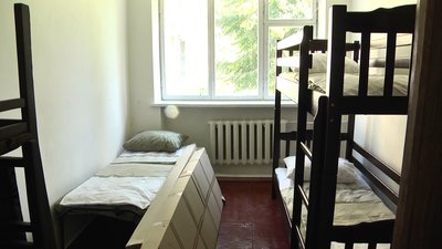 Тимчасове житло: в Андрушівці для переселенців готують кімнати в соціальному гуртожитку