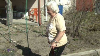"Для мене це – спасіння": літня переселенка з Києва допомагає волонтерам у Луцьку "Для мене це – спасіння": літня переселенка з Києва допомагає волонтерам у Луцьку