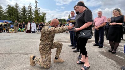Матері бійця Михайла Гладкого вручили Грамоту пошани та скорботи